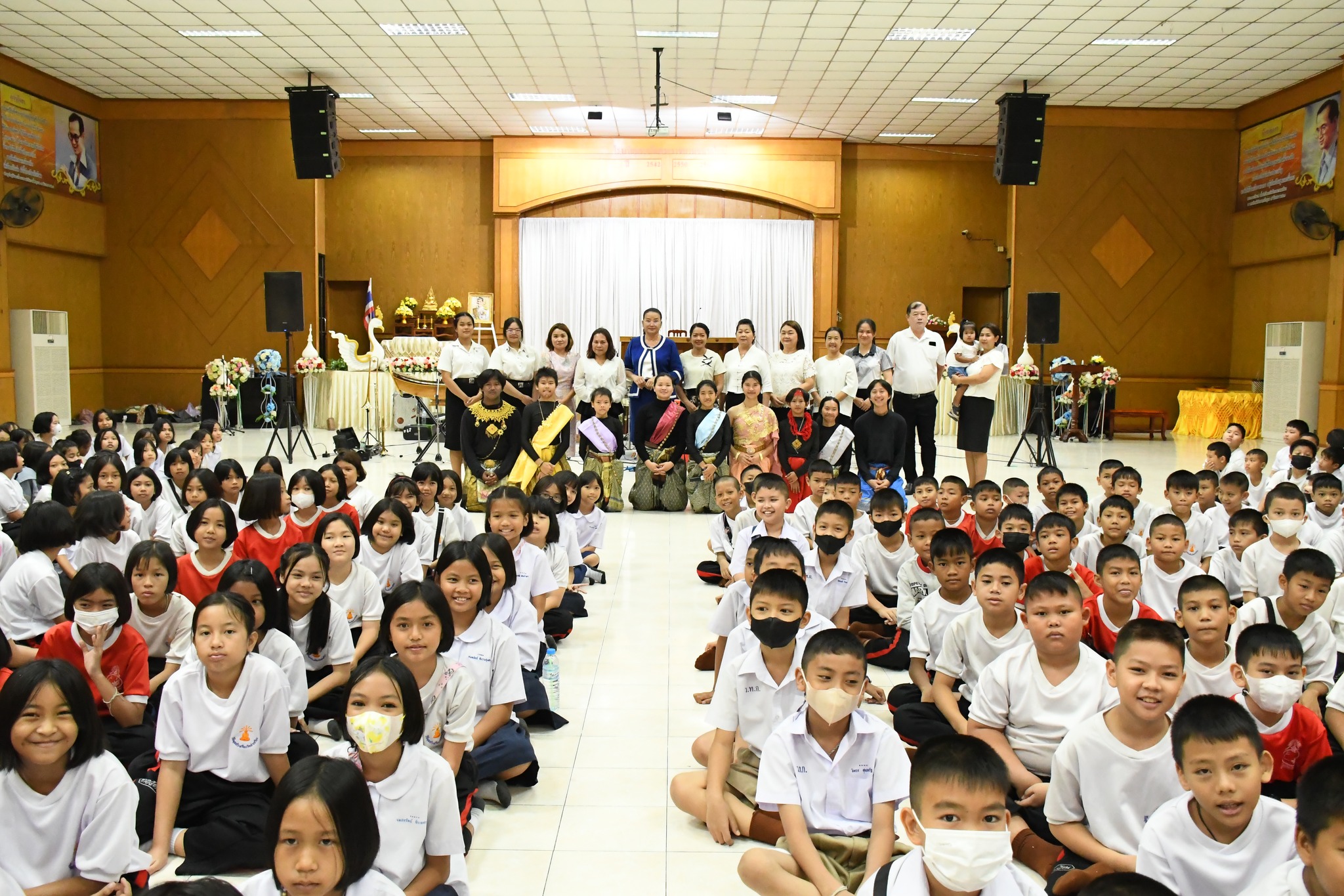 เข้ารับชมการจัดแสดงละครเวทีสัญจร เรื่อง สังข์ทอง