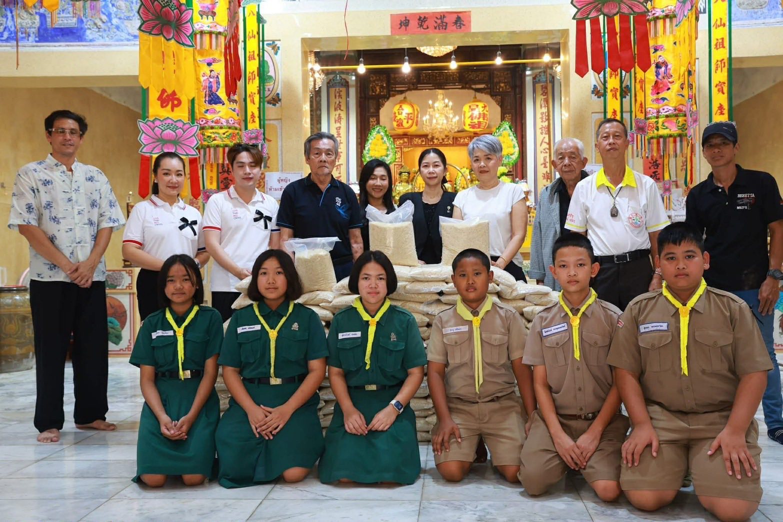 โรงเจเพ็กเคยตั๊ว พนมสารคาม มอบข้าวสารให้กับโรงเรียน เพื่อโครงการอาหารกลางวันของนักรียน